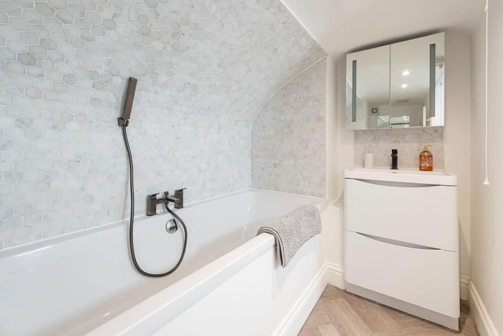 Spacious Apartment - 5 Minutes Walk To Bath Abbey Exterior foto
